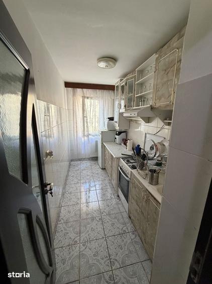 Apartament cu 3 camere semidecomandat în Craiovița Nouă