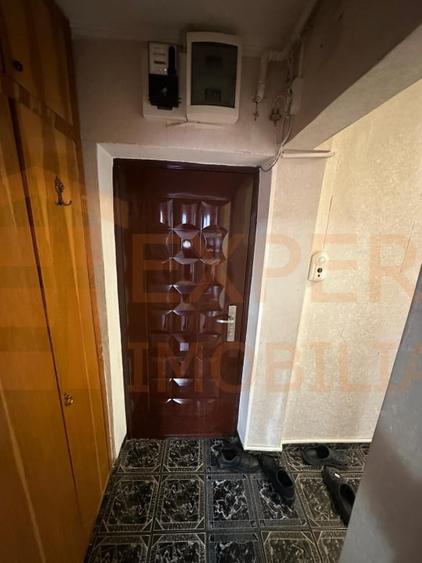 Apartament cu 3 camere semidecomandat, mobilat în Far