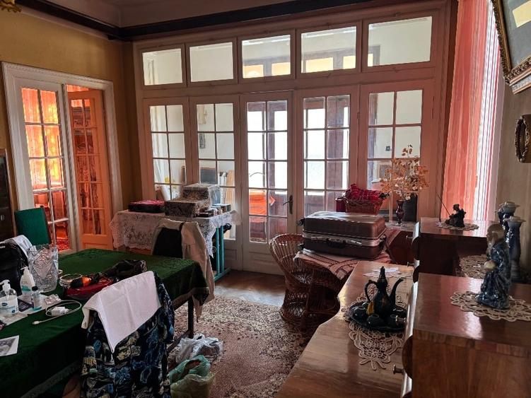 Casă individuală cu 5 camere cu Teren 400 Mp în Central