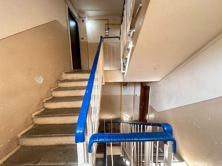 Apartament cu 3 camere decomandat, mobilat în Girocului