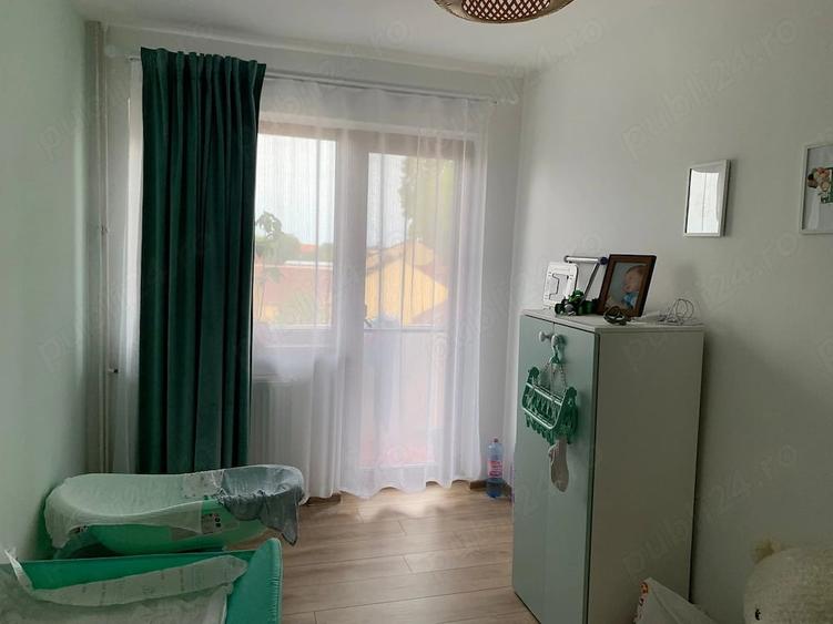 Apartament cu 3 camere semidecomandat în Grădiște