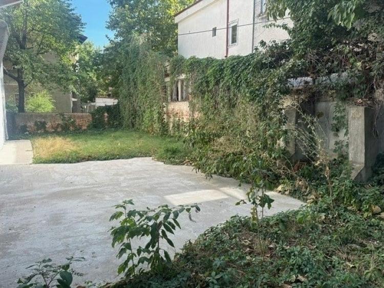 Casă cu 8 camere cu Garaj în Primăverii