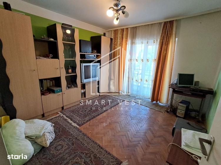 Apartament cu 3 camere semidecomandat în Micro 16