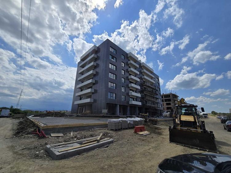 Apartament cu 3 camere semidecomandat în Exterior Vest
