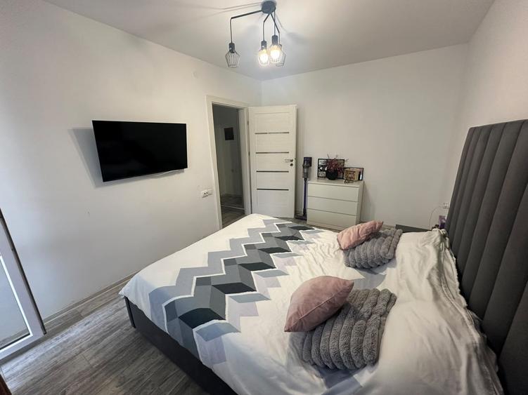 Apartament cu 3 camere semidecomandat, mobilat în Hipodrom