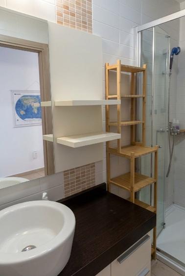 Apartament cu 3 camere semidecomandat, mobilat în Tei