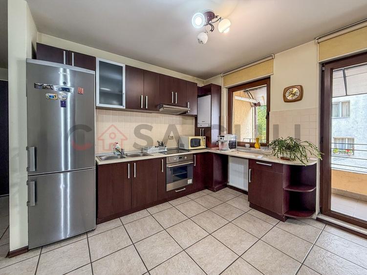 Apartament cu 3 camere semidecomandat, mobilat în Andrei Mureșanu