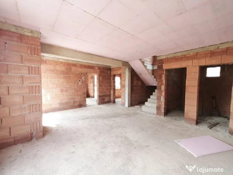 Casă cu 7 camere cu Teren 430 Mp în Central