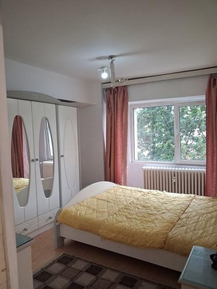 Apartament cu 3 camere decomandat, mobilat în P-ța Victoriei