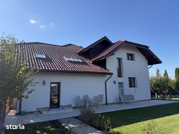 Casă cu 5 camere cu Teren 2400 Mp în Ipotești