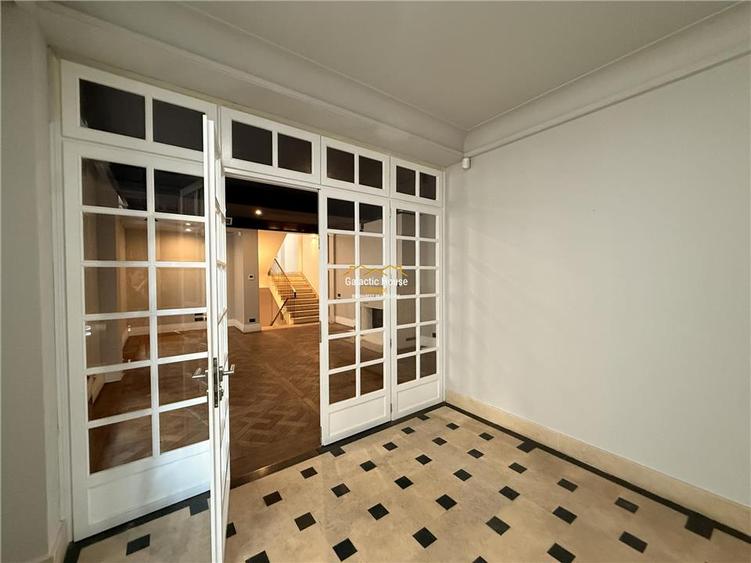 Casă cu 9 camere cu Teren 200 Mp în Central