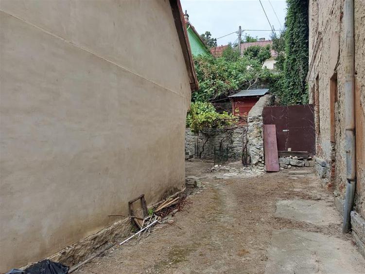 Casă individuală cu 7 camere cu Canalizare în Vest