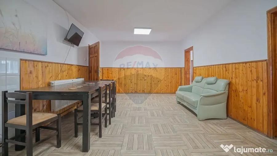Casă cu 10 camere cu Teren 1137 Mp în Moieciu