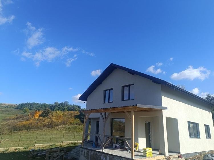 Casă cu 4 camere în Ipotești
