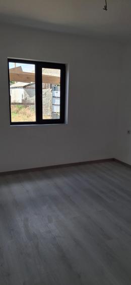 Casă individuală cu 4 camere cu Teren 270 Mp în Est