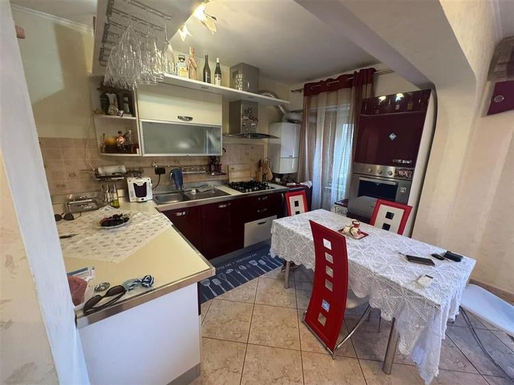 Apartament cu 3 camere decomandat, mobilat în Ultracentral