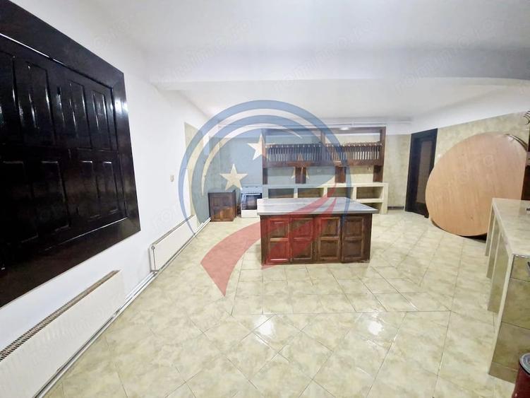 Casă cu 16 camere cu Teren 1448 Mp în Eșelnița