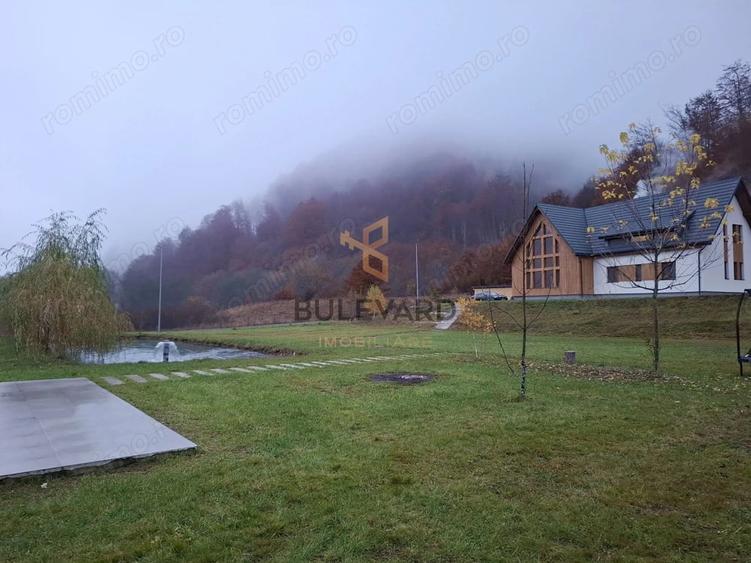 Casă cu Teren 6300 Mp în Groși