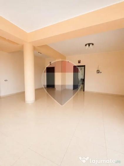 Casă cu 12 camere cu Teren 750 Mp în Fundeni