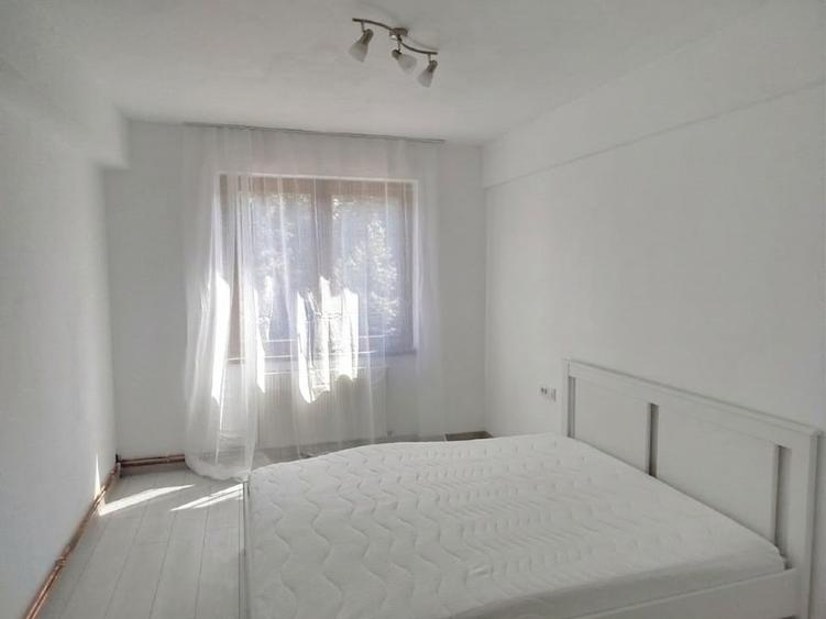 Apartament cu 3 camere decomandat, mobilat în Tractorul