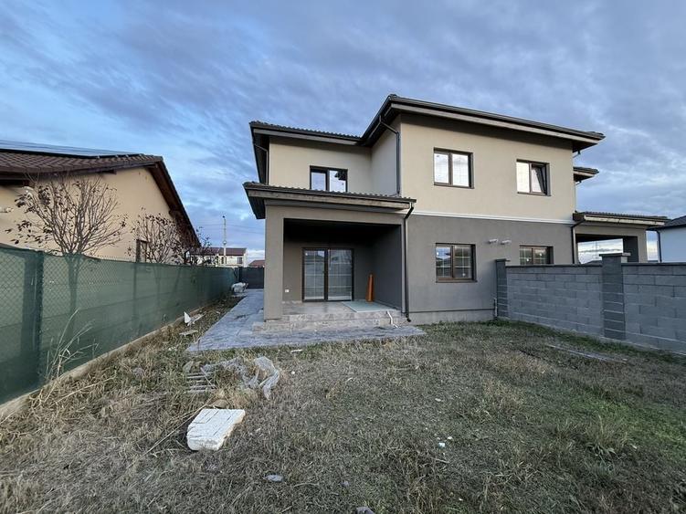 Casă cu 4 camere în Exterior Vest