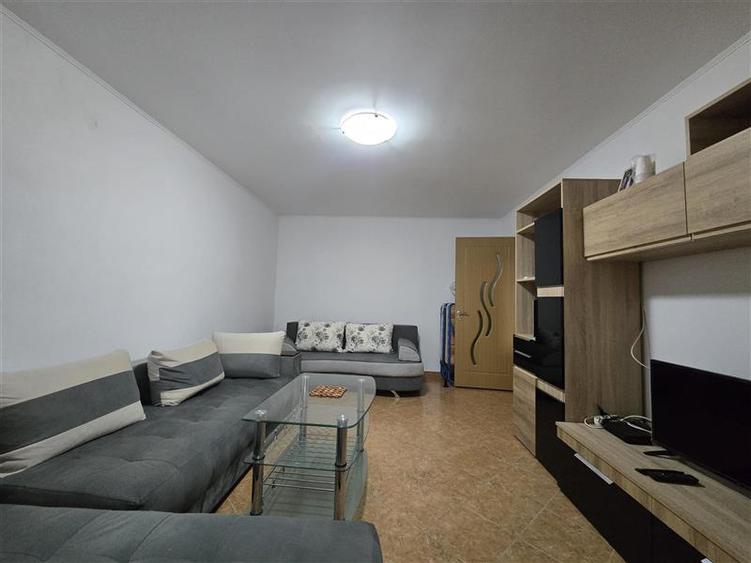 Apartament cu 3 camere decomandat în 9 Mai