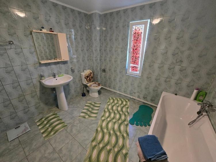 Casă individuală cu 7 camere cu Canalizare în Central