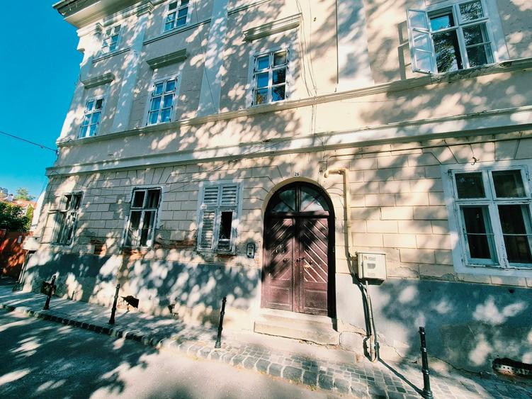 Apartament cu 2 camere semidecomandat în Centrul Istoric