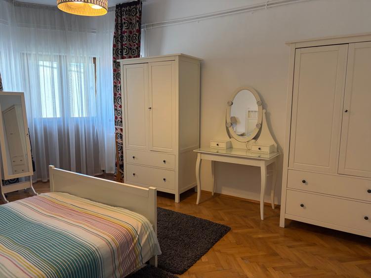 Apartament cu 3 camere semidecomandat în Cotroceni