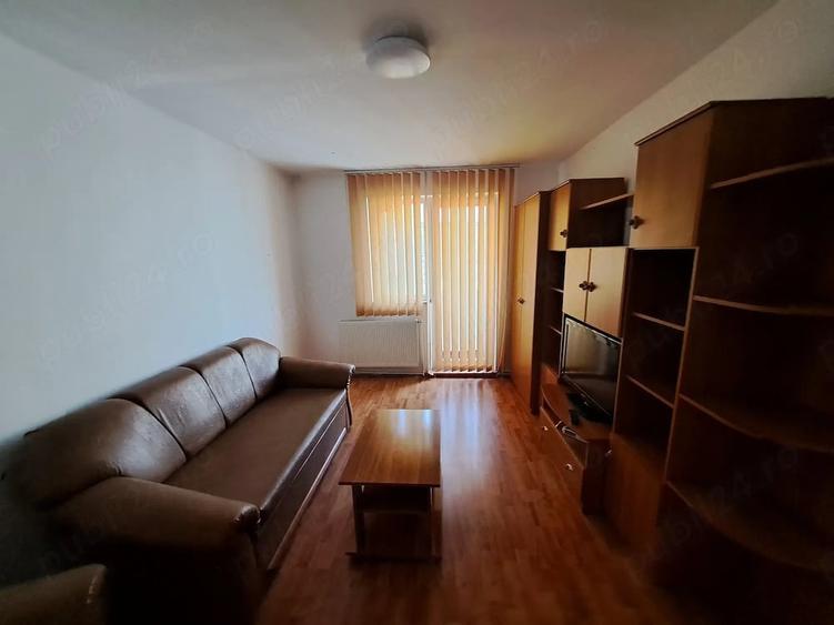Apartament cu 3 camere decomandat în Exterior Vest