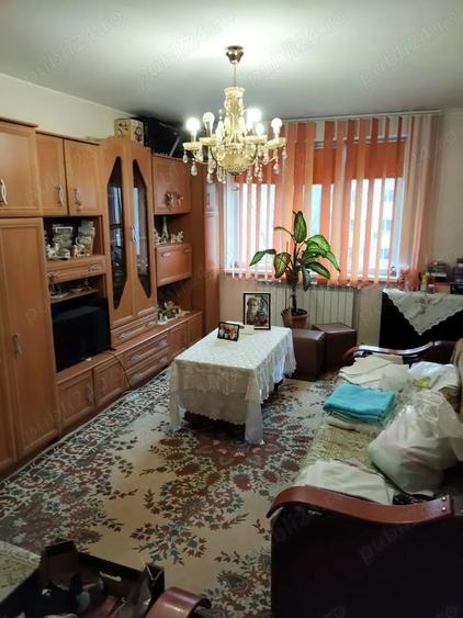 Apartament cu 3 camere decomandat în Far