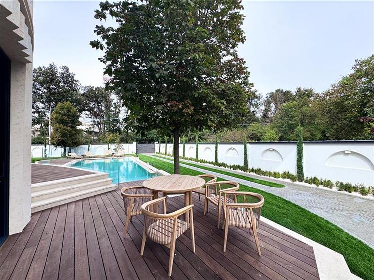 Casă individuală cu 12 camere cu Piscina în Băneasa
