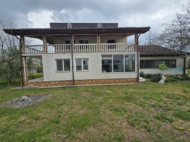 Casă individuală cu 6 camere cu Garaj în Clociov