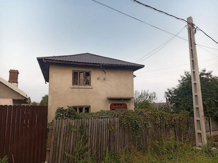 Casă cu 8 camere cu Teren 6000 Mp în Bărăști