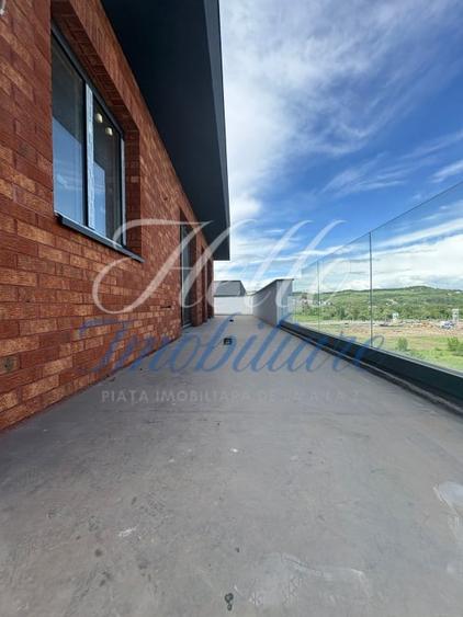 Penthouse cu 3 camere semidecomandat în Florești