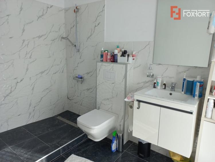 Casă individuală cu 5 camere cu Canalizare în Ghiroda