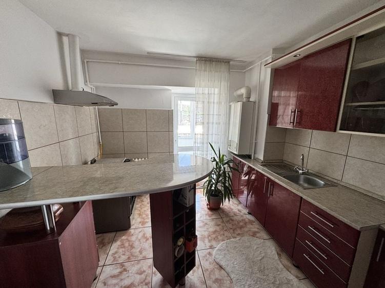 Apartament cu 3 camere decomandat în Exterior Vest