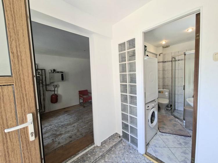 Casă individuală cu 8 camere cu Canalizare în Codlea