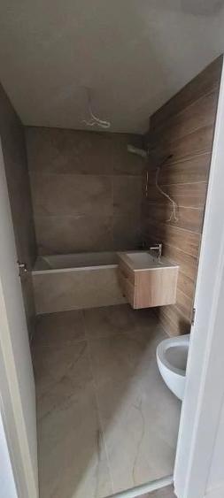 Apartament cu 3 camere decomandat în Baicului