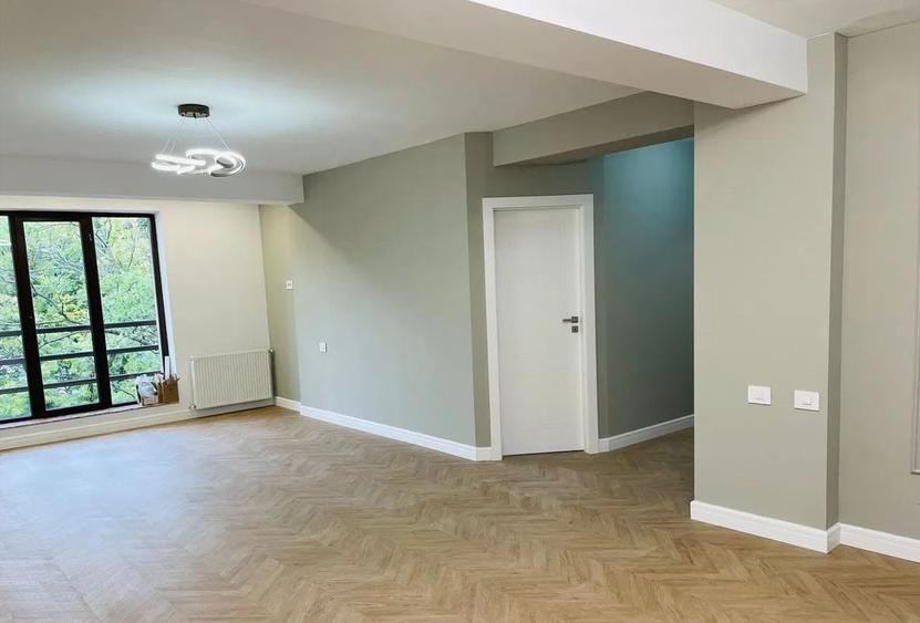 Apartament cu 4 camere semidecomandat în Casin