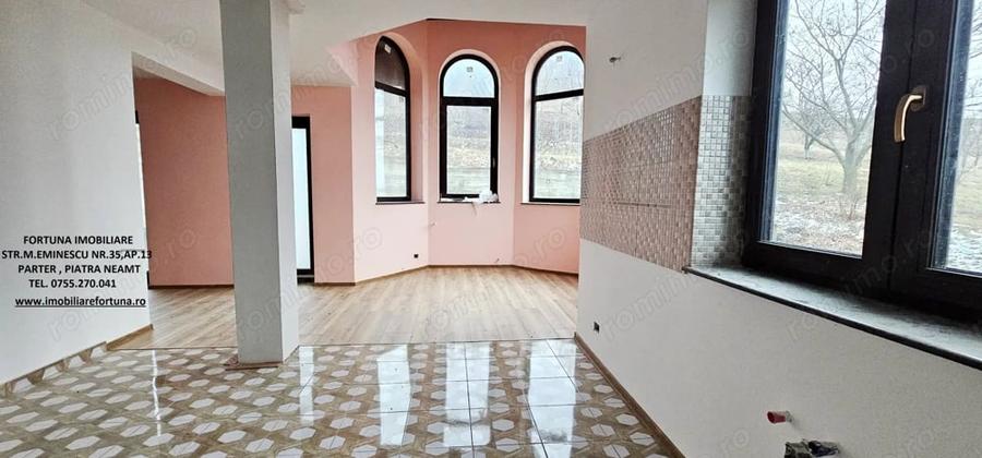 Casă cu Teren 2000 Mp în Est