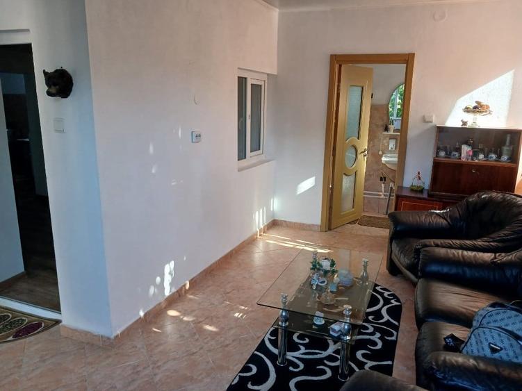 Casă cu 6 camere cu Teren 1600 Mp în Văcăreni