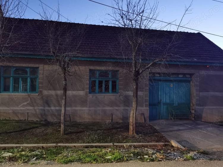 Casă cu 4 camere în Slatina-Nera