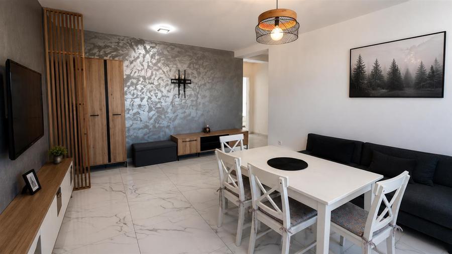 Apartament cu 3 camere semidecomandat, mobilat în Exterior Sud