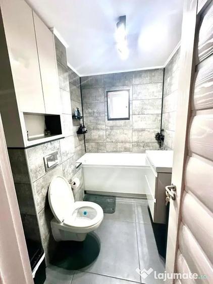 Apartament cu 3 camere decomandat în Poarta 6
