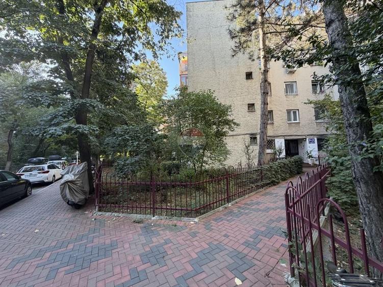 Apartament cu 4 camere semidecomandat în Titan