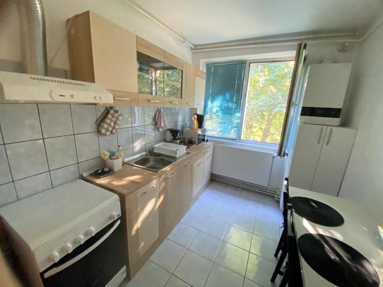 Apartament cu 3 camere semidecomandat în Medicină