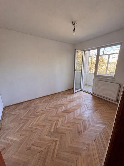 Apartament cu 3 camere semidecomandat în Circumvalațiunii