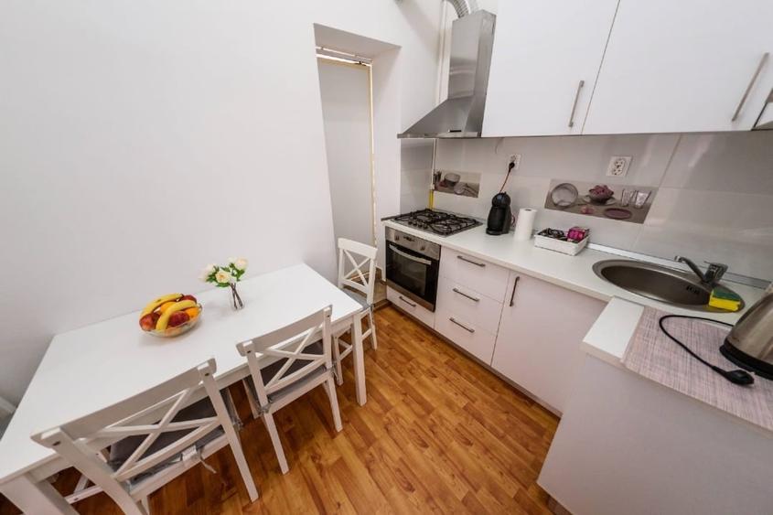 Apartament cu 3 camere decomandat, mobilat în Central