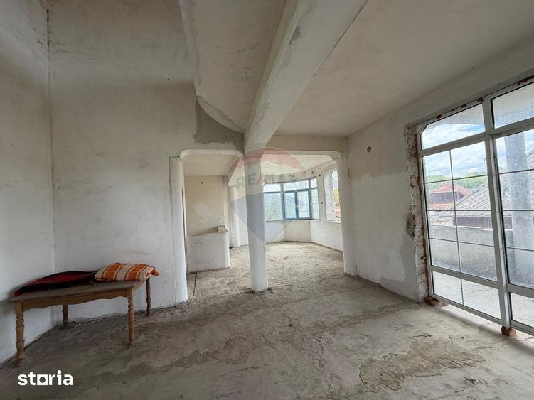 Casă cu 6 camere cu Teren 2681 Mp în Central